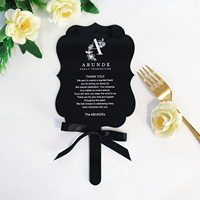 Diseño de tarjeta de menú de boda con forma de troquelado de acrílico negro con palabras y cinta personalizadas