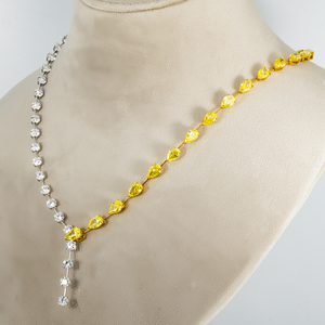 Collier ajustable de haute qualité personnalisé en or 18 carats bicolore avec diamants fantaisie jaunes taille poire et ronds, disponible au meilleur prix - Product Image 2