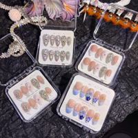 En stock : Faux ongles à presser faits main, courbe amande moyenne, style français, couvrance totale, PMMA, double embossage, 10 pièces
