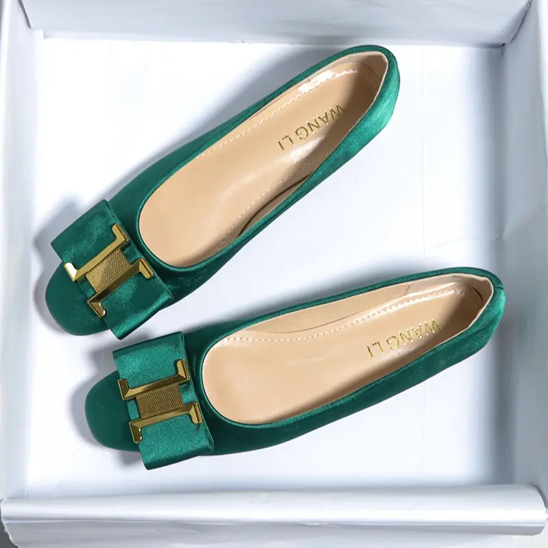 Zapatos planos de mujer de talla grande a la moda con hebilla de Metal verde y punta cuadrada sin cordones para mujer, novedad de 2017