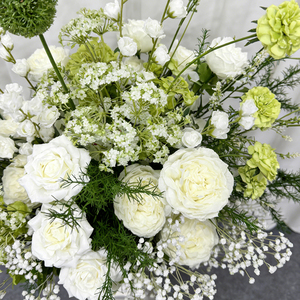 Arreglo Floral Artificial de Seda Blanca y Verde, Centro de Mesa Floral con Soporte para Decoración de Eventos, Bodas y Regreso a Clases - Product Image 4