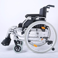 Fauteuil roulant léger avec dossier rabattable, structure modulaire, châssis Unique, bras pivotants, repose-pieds, roue manuelle pliante