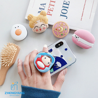 Venta al por mayor de accesorios universales para teléfonos móviles de silicona de PVC con bonitos dibujos animados soporte para móvil enchufe para teléfono soporte para teléfono popular