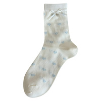 Chaussettes mi-mollet printemps-été en blanc laiteux et bleu avec rayures brodées de lettres
