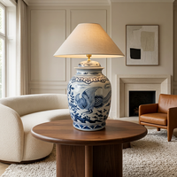 Lampe de table en céramique vintage orientale bleu et blanc avec motif floral de phénix, base en forme de pot à gingembre, abat-jour en tissu beige, lampe d'appoint pour la décoration de style farmhouse