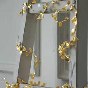 Guirlande lumineuse décorative en feuilles dorées simulées, en rotin, feuilles vertes, lumières clignotantes pour Noël, April International - Product Image 2