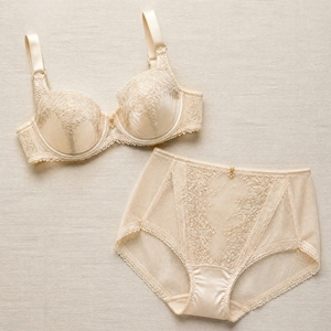 Ensemble soutien-gorge à armatures 3/4 et culotte taille haute en dentelle de muguet ivoire champagne avec pendentif perle, lingerie de mariée française - Product Image 1