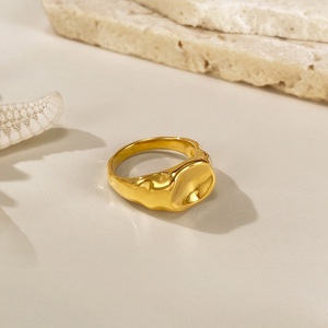 Anillo retro para mujer de acero inoxidable, de alta gama, versátil, dorado, liso, de titanio. - Product Image 2