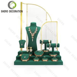Set de Exhibición de Joyería de Microfibra Verde con Marco Metálico, Soporte Personalizado con Logotipo para Collares, Pendientes y Anillos - Product Image 1