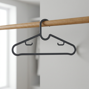 Paquete de 10 Perchas de Plástico Delgadas Modernas Negras Personalizadas al por Mayor, Diseño Antideslizante y Flexible, Perchas para Ropa de Viaje, Hechas en Turquía - Product Image 3