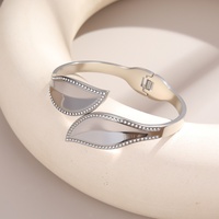 Bracelet en acier inoxydable plaqué or 18 carats en forme de feuille avec incrustations de zircon, bracelet ouvert