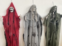 Squelettes fantômes suspendus pour Halloween avec capes et chaînes - Pack de 3 accessoires de décoration d'horreur