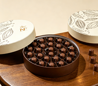 Luxe chocolade geschenkverpakking van papier voor snoepgoed, gedroogd fruit, noten en gekonfijte dadels.