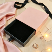 Petite boîte plate rigide en carton ondulé faite à la main avec un design imprimé en quatre couleurs pour l'artisanat et les commandes personnalisées