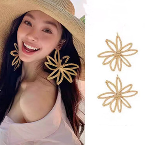 Pendientes de Flores con Baño de Oro, Aleación de Zinc, Joyería Bohemia para Mujer, para Fiesta o Playa - Product Image 1