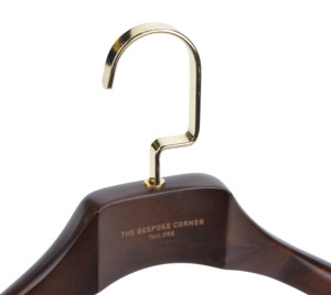 Индивидуальные роскошные деревянные брендовые вешалки для одежды логотип для хранения гардероба в магазинах - Product Image 5