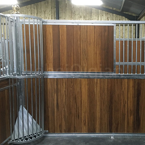 Establo de caballos asequible, Frente deslizante con parte inferior a la parrilla para la mejor ventilación, alimentador giratorio, ventana socializadora que se puede abrir - Product Image 5