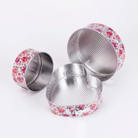 Lot de 3 moules à gâteau en tôle ronds, carrés et en forme de cœur, moules à pâtisserie en métal avec une élégante décoration florale