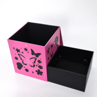 Boîte à bijoux tendance en cuir PU rose fuchsia avec découpes papillon et étoile, idéale pour les boutiques et marques.