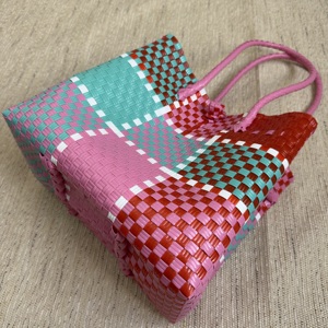 Sacs à main faits à la main pour femmes, sac tissé de qualité supérieure, matériau plastique recyclé, tissage recyclé d'Indonésie - Product Image 5