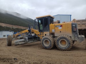 Niveleuse de chantier avec moteur DongFeng TIER III, système entièrement hydraulique et boîte de vitesses pour le nivellement routier - Product Image 5
