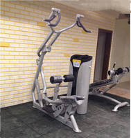 Equipo de Gimnasio Comercial de Servicio Premium: Máquina de Remo Sentado con Peso para Entrenamiento de Pecho y Piernas.
