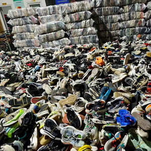 Festeggia presto il Natale con una massiccia <span class=keywords><strong>vendita</strong></span> di <span class=keywords><strong>abbigliamento</strong></span> usato per la tua collezione di scarpe Festive - Product Image 1