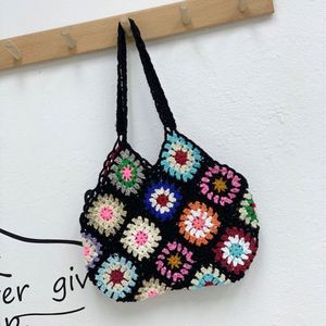 Bolso de hombro de ganchillo estilo étnico de moda con flores, hecho a mano, calado, bohemio, para verano y playa, tipo tote. - Product Image 4