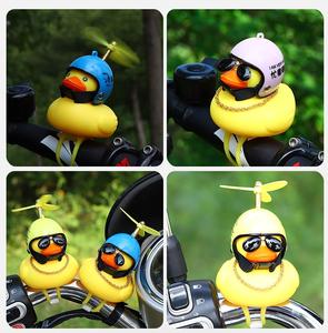 Pequeño pato amarillo niño casco cuerno venta al por mayor motocicleta y bicicleta accesorios viento roto pato montar luz goma Material - Product Image 6