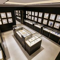 Comptoir de réception en acrylique blanc incurvé avec éclairage LED, design personnalisé, concept de magasin de bijoux Artistic Wave Ceiling Jewelry, partenaire Fortune 500