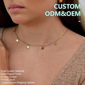 Collana Corta da Donna <span class=keywords><strong>in</strong></span> Acciaio Inossidabile Placcato <span class=keywords><strong>Oro</strong></span> 18k, Impermeabile, <span class=keywords><strong>con</strong></span> Ciondolo a Trifoglio e Stelle Sottili - Product Image 1