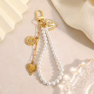 Breloque de sac en chaîne de perles blanches avec maillon doré et pendentif cœur en strass pour femme, idéale pour le quotidien - Product Image 4