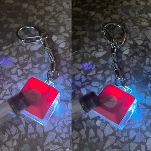 Llavero Acrílico LED con Dibujos Animados Personalizado de Fábrica, Luz Impermeable para Colgar en la Mochila, Uso Personal - Product Image 3