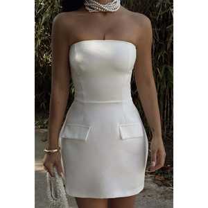 Robe mini moulante blanche Belinda sans bretelles avec imprimé cristal, col halter, taille empire, en satin tricoté pour club - Product Image 2