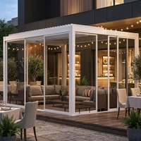Pergola à lames en acier monocouche avec structure en aluminium et portes coulissantes en verre pour jardin, villa, patio