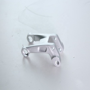 Giogo di sospensione MTB lavorato a CNC di precisione forgiato in lega di alluminio Shock lavaggio bianco 0.01-0.02mm tolleranza ISO9001 certificata - Product Image 4