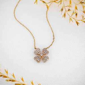 Collar de Trébol con Diamantes en Oro de 18k: Colgante de Flor con Pavé, Cadena Ajustable - Product Image 5