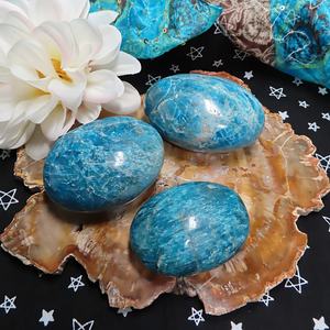 Vente en gros de pierres ovales en apatite bleue naturelle, polies à la main, pour la guérison spirituelle, décoration intérieure unique et cadeaux de vacances - Product Image 2