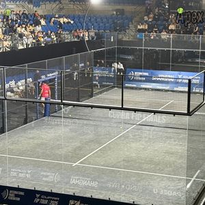 Pista <span class=keywords><strong>de</strong></span> Pádel Panorámica APEX con Césped Artificial <span class=keywords><strong>de</strong></span> Taiwán Recubierto <span class=keywords><strong>de</strong></span> PU <span class=keywords><strong>de</strong></span> 15 mm para Instalación en Exteriores, Equipo Disponible - Product Image 5