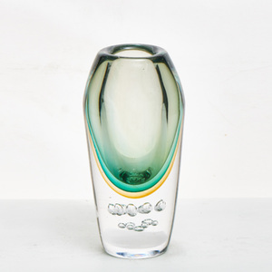 Vase de table Art déco en cristal translucide fabriqué à la main avec des motifs floraux sculptés pour décor de mariage et de bar-mitsva - Product Image 2