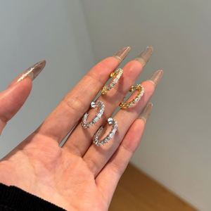 Pendientes de Aro en Forma de C de Dylam Stylish Jewellery, Accesorios de Joyería con Plata de Ley y Circonita Cúbica Baguette 5A - Product Image 2