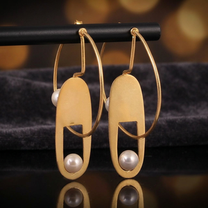 Modernos Aros de Latón Chapados en Oro de 18k con Adornos de Perlas de Agua Dulce, Joyería Minimalista Hecha a Mano, Regalo para Mujer - Product Image 2