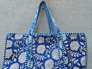 Sac fourre-tout matelassé en coton fait main de qualité supérieure, imprimé floral bleu, réversible, sac à main pour le shopping, cadeaux pour elle, pour femmes - Product Image 2