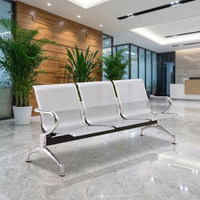 Banc public 3 places en acier laminé à froid chromé avec assise perforée et accoudoirs courbes pour hôpitaux, aéroports et salles d'attente - Vente en gros