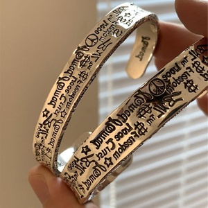 Bracciale Retrò Graffiti per Uomo e Donna, Braccialetti in Metallo con Scritte Anti-Guerra e Pace, Gioielli per Coppie e Regali di Amicizia - Product Image 1