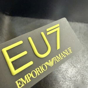 Etiqueta de silicona con logotipo personalizado del fabricante, parche de silicona de lujo con relieve 3D, etiqueta impresa en relieve para prendas de vestir - Product Image 2
