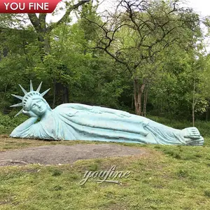躺在公园里的定制巨型异想天开的斜躺雕像