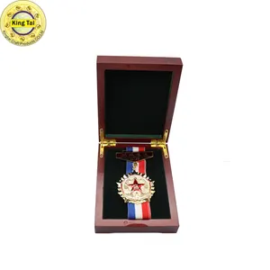 Özel metal spor futbol topu madalya pin onur kulübü rozetleri futbol yaka pin kutuları şapkalar