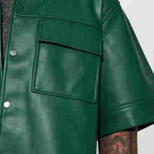 Camicie in <span class=keywords><strong>Pelle</strong></span> PU di Alta Qualità Personalizzate, Stile Streetwear Fitness, Manica Corta con Bottoni, Modello Oversize Unisex per Uomo e Donna - Product Image 5