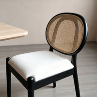 Chaise de salle à manger en bois à cadre noir mat, dossier ovale de style moderne du milieu du siècle, coussin beige amovible, durable, légère et stable pour appartement